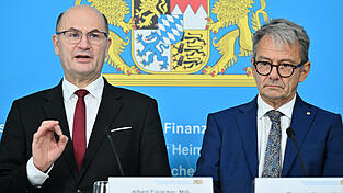 Albert Füracker (links, CSU), bayerischer Staatsminister der Finanzen und für Heimat, und Thomas Karmasin, Präsident des bayerischen Landkreistags, nach dem Spitzengespräch zum kommunalen Finanzausgleich 2027. Albert Füracker (links, CSU), bayerischer Staatsminister der Finanzen und für Heimat, und Thomas Karmasin, Präsident des bayerischen Landkreistags, nach dem Spitzengespräch zum kommunalen Finanzausgleich 2027.