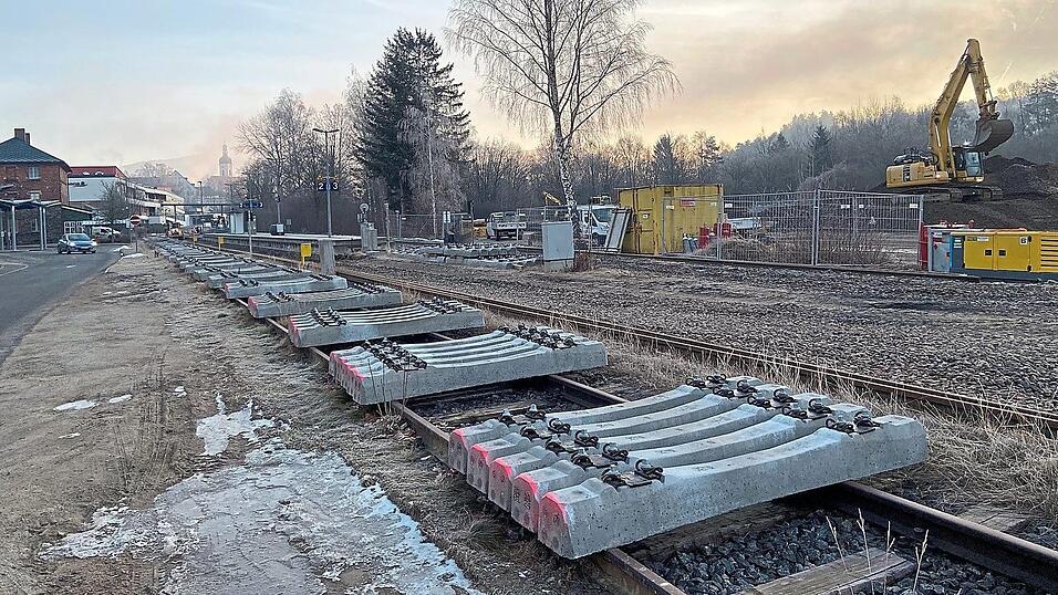 Die DB erneuert im Streckenabschnitt zwischen Cham und Bad K&ouml;tzting Gleise und Weichen.