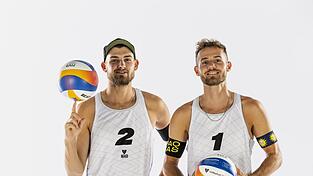 Balljongleure im Sand: Benedikt (links) und Jonas Sagstetter haben die ganze Saisonplanung auf die Europameisterschaft in Düsseldorf abgestimmt - jetzt freuen sich die Landshuter diebisch auf das Beachvolleyball-Spektakel im Rochusclub.