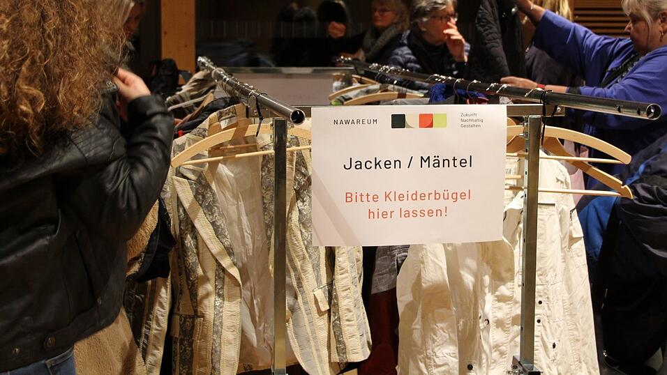 Alles ist sortiert: Jacken, Accessoires, Hosen, Oberteile für Damen, Herren, Kinder. Alles ist sortiert: Jacken, Accessoires, Hosen, Oberteile für Damen, Herren, Kinder.