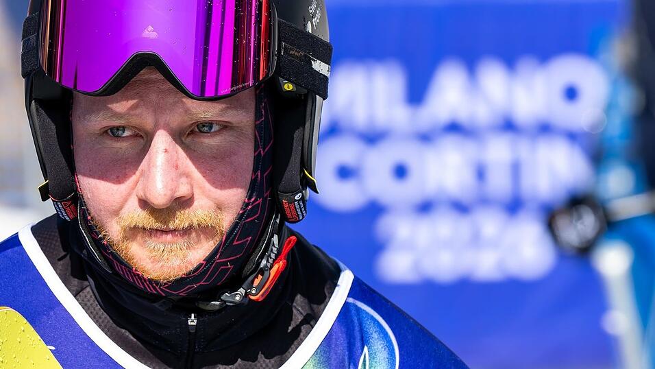 Snowboarder Christian Schmiedt trägt bei der Abschlussfeier die deutsche Fahne. (Archivbild) Snowboarder Christian Schmiedt trägt bei der Abschlussfeier die deutsche Fahne. (Archivbild)