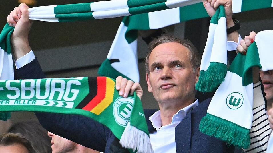 VW-Chef Oliver Blume beim ersten Relegationsspiel des VfL Wolfsburg.