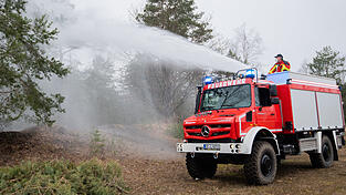 Ein älteres Waldbrandtanklöschfahrzeug auf Basis eines Unimog U5023 in Niedersachsen im Einsatz. Vom Fahrzeug, das mit Wechselmodulen ausgestattet werden kann und das in Viechtach stationiert wird, sind noch keine Fotos verfügbar. Dies basiert jedoch ebenfalls auf dem U5023. Ein älteres Waldbrandtanklöschfahrzeug auf Basis eines Unimog U5023 in Niedersachsen im Einsatz. Vom Fahrzeug, das mit Wechselmodulen ausgestattet werden kann und das in Viechtach stationiert wird, sind noch keine Fotos verfügbar. Dies basiert jedoch ebenfalls auf dem U5023.