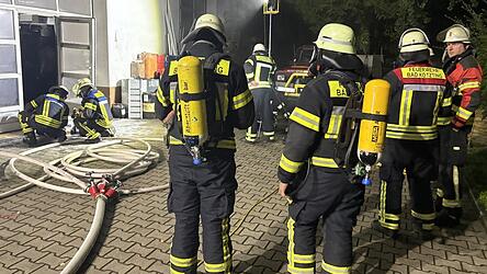 In einer Garage brach ein Feuer aus. In einer Garage brach ein Feuer aus.