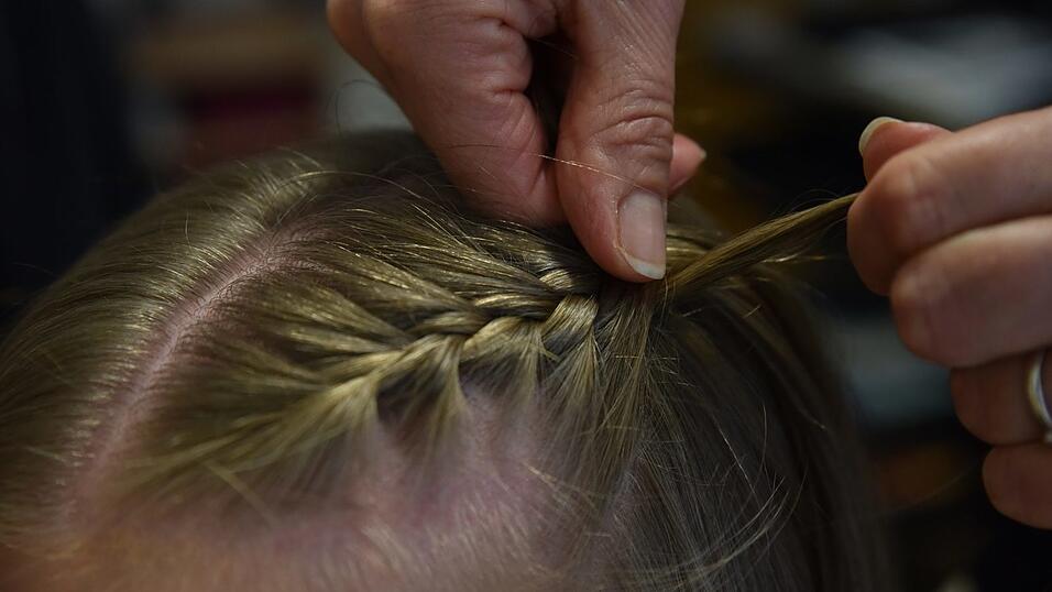 Dieses Mal den Scheitel in der Mitte ziehen und einen festen französischen Zopf nach hinten flechten. Dieses Mal den Scheitel in der Mitte ziehen und einen festen französischen Zopf nach hinten flechten.