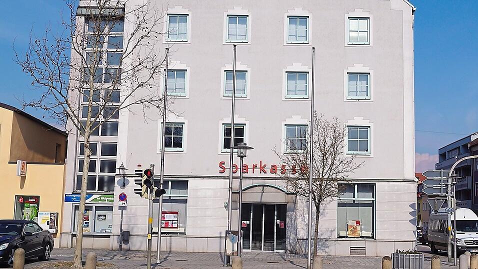 Die Sparkasse Plattling bleibt jetzt doch am aktuellen Standort.