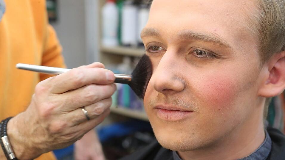 M&auml;rchenhaft wirkt das Gesicht, als knallig rotes Rouge, Lidstriche und Wimperntusche hinzukommen. Sp&auml;ter folgt noch roter Lippenstift.