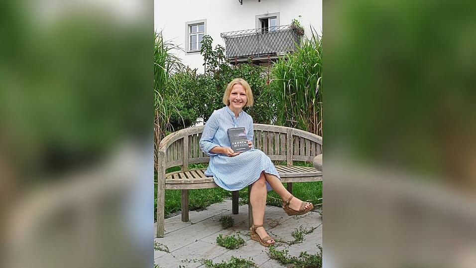 Karoline Eisenschenk mit einem druckfrischen Exemplar ihres neuen Regionalkrimis im Garten des Schlosses Sallach. Die in Geiselh&ouml;ring aufgewachsene und danach fast 20 Jahre in M&uuml;nchen lebende Autorin bewohnt seit neun Jahren das Untergeschoss des historischen Geb&auml;udes.