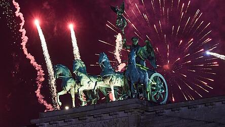 Feuerwerk über dem Brandenburger Tor in Berlin: Das neue Jahr bringt auch politische Herausforderungen mit sich. Feuerwerk über dem Brandenburger Tor in Berlin: Das neue Jahr bringt auch politische Herausforderungen mit sich.