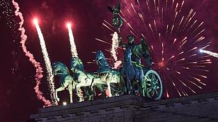 Feuerwerk &uuml;ber dem Brandenburger Tor in Berlin: Das neue Jahr bringt auch politische Herausforderungen mit sich.