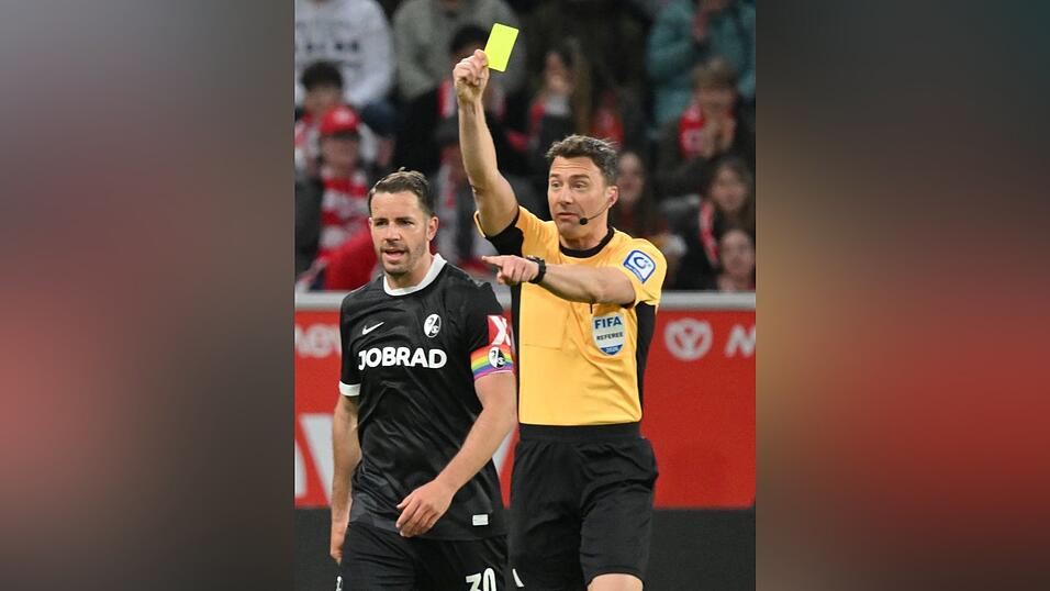 Gelb f&uuml;r G&uuml;nter: Freiburg debattiert mit Schiedsrichter Felix Zwayer.