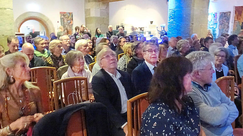 Das gut besetzte Auditorium lauschte der Präsentation zur 51. Ausgabe des Regensburger Almanach. Das gut besetzte Auditorium lauschte der Präsentation zur 51. Ausgabe des Regensburger Almanach.