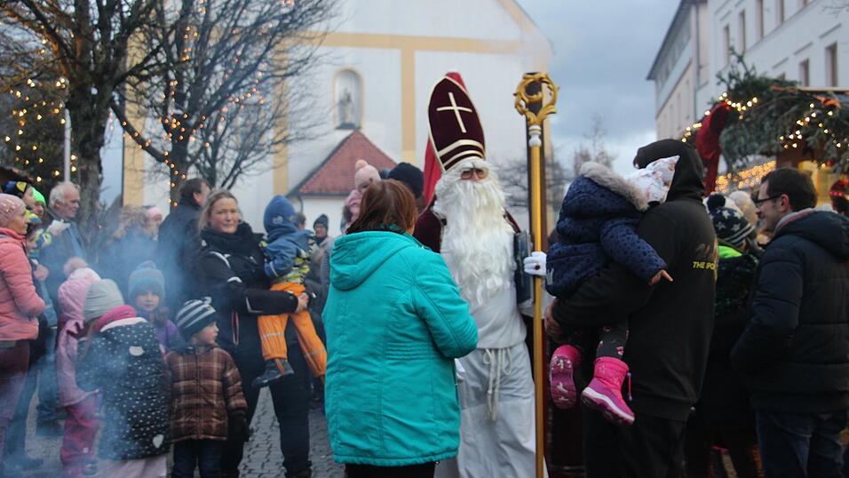 Wenn der Nikolaus kommt, sucht man besser Schutz auf Papas Arm.