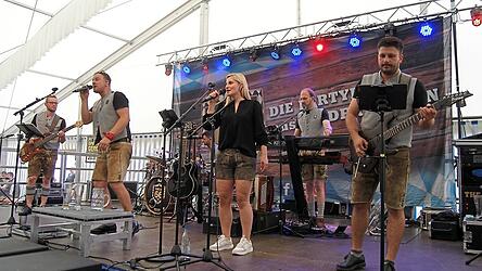 Den musikalischen Frühschoppen am Sonntagvormittag gestaltete die Band 'The Be 66'.