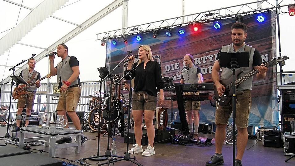 Den musikalischen Frühschoppen am Sonntagvormittag gestaltete die Band 'The Be 66'. Den musikalischen Frühschoppen am Sonntagvormittag gestaltete die Band 'The Be 66'.