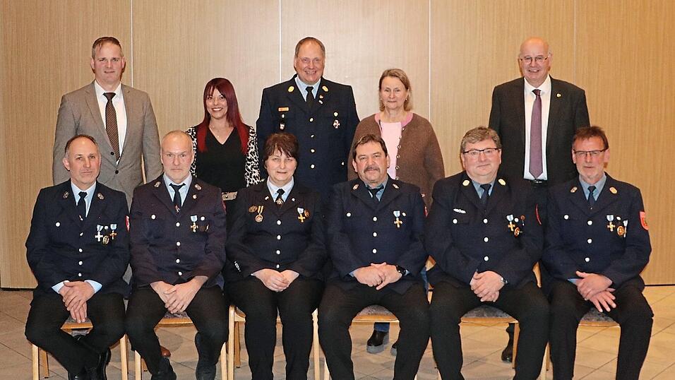 Für sechs besonders treue Aktive gab es Abzeichen für 40 Jahre Dienst und Gutscheine für eine Woche im Feuerwehr-Erholungszentrum.