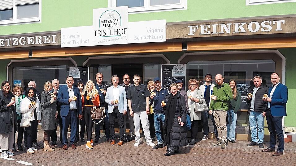 In großer Runde und mit der Leberkassemmel in der Hand wurde die interaktive Erlebnistour durch Niederkaltenkirchen eingeweiht.