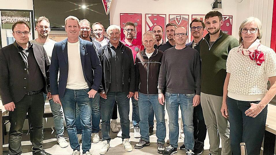 R&uuml;diger Altmann (Dritter von links) f&uuml;hrt auch in den kommenden zwei Jahren die ASV-Fu&szlig;baller.
