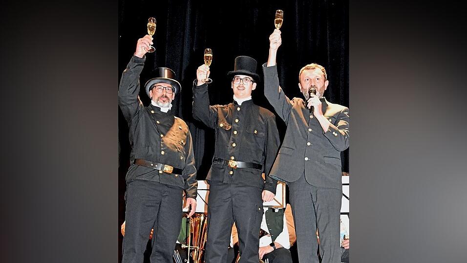 B&uuml;rgermeister Markus Hofmann stie&szlig; mit Bezirkskaminkehrermeister Christian Wiesinger (l.) und dessen Sohn Jonas auf das Jahr 2026 an.