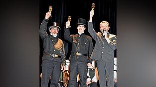 Bürgermeister Markus Hofmann stieß mit Bezirkskaminkehrermeister Christian Wiesinger (l.) und dessen Sohn Jonas auf das Jahr 2026 an. Bürgermeister Markus Hofmann stieß mit Bezirkskaminkehrermeister Christian Wiesinger (l.) und dessen Sohn Jonas auf das Jahr 2026 an.