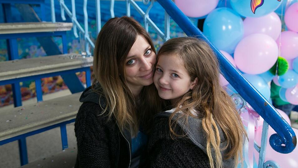 Karo (Claudia Eisinger, links) muss lernen, mit ihren inneren Kind (Emelie Harbrecht) umzugehen. Karo (Claudia Eisinger, links) muss lernen, mit ihren inneren Kind (Emelie Harbrecht) umzugehen.