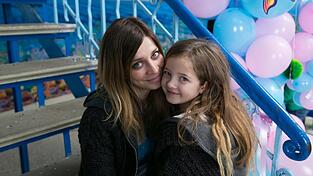 Karo (Claudia Eisinger, links) muss lernen, mit ihren inneren Kind (Emelie Harbrecht) umzugehen. Karo (Claudia Eisinger, links) muss lernen, mit ihren inneren Kind (Emelie Harbrecht) umzugehen.