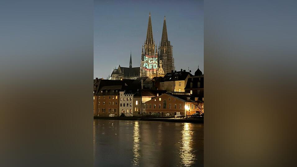 Unbekannte haben den Regensburger Dom am Samstagabend f&uuml;r eine politische Botschaft genutzt.