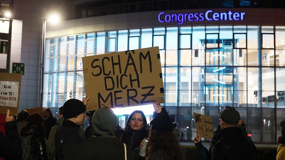 Merz wird in Erfurt mit Protest begrüßt.