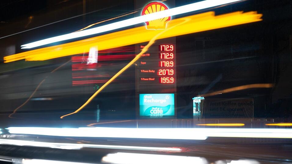 Auch Ausgaben für den Verkehr wie Autofahren sind große Posten im Haushalt. Auch Ausgaben für den Verkehr wie Autofahren sind große Posten im Haushalt.