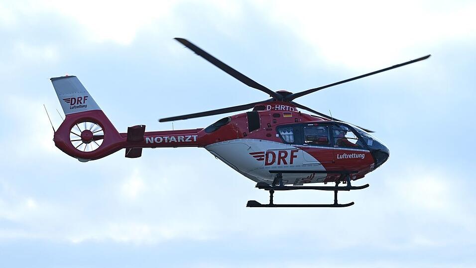 Der Rettungshubschrauber flog zu dem Unfallort. (Symbolbild) Der Rettungshubschrauber flog zu dem Unfallort. (Symbolbild)