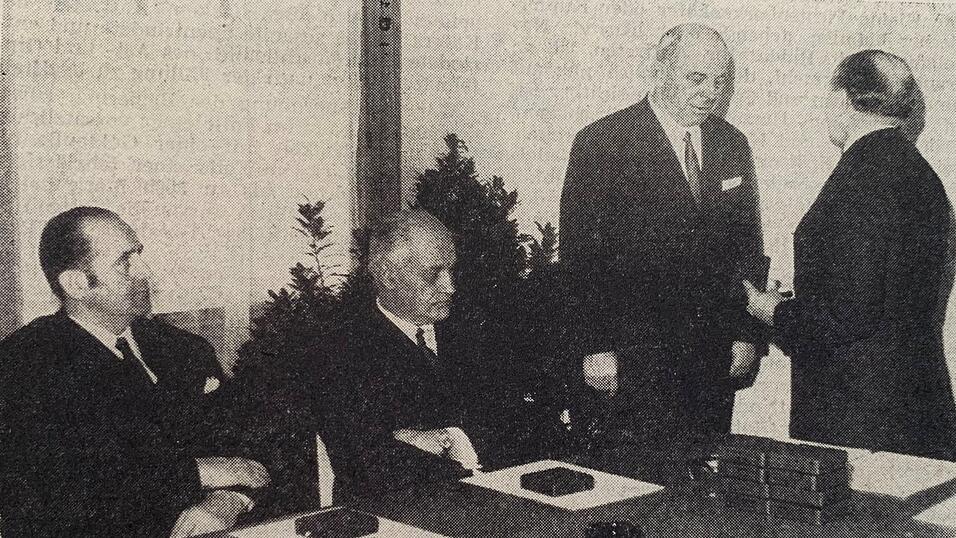 Dr. Josef Hastreiter wird die hohe Auszeichnung überreicht. Dr. Josef Hastreiter wird die hohe Auszeichnung überreicht.