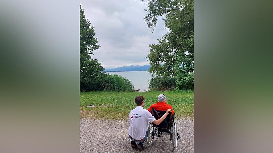 Mit diesem Blick auf den Chiemsee ging der Herzenswunsch von Moni dank des BRK Kreisverbandes Straubing in Erfüllung. Mit diesem Blick auf den Chiemsee ging der Herzenswunsch von Moni dank des BRK Kreisverbandes Straubing in Erfüllung.