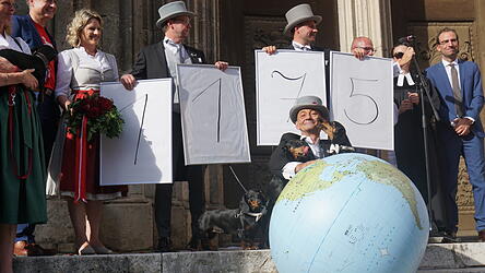 Seppi K&uuml;blbeck (vorne) und Oliver Storz (links dahinter) bei der Dackelparade 2024.