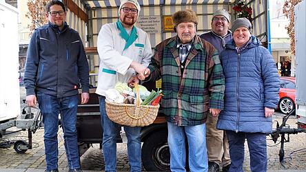 Der Bauernmarktverein und Kollegen gratulieren Johann Zeiser (von links): Felix Lau&szlig;er (zweiter Vorsitzender), Christian Hofstetter, Johann Zeiser, Robert Haberl und Maria Heimerl.