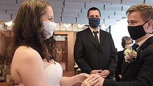 Mit Maske heiraten ? Nicht jeder kann sich das vorstellen. Deshalb und aus Angst, die Familie zu gef&auml;hrden oder weitere Einschr&auml;nkungen in Kauf nehmen zu m&uuml;ssen, sagen viele Brautpaare ihre Hochzeiten f&uuml;r dieses Jahr ab.