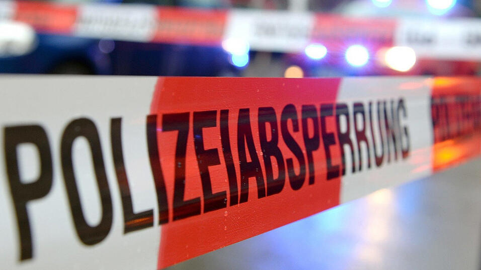 Die Polizei hat in Dingolfing einen toten Mann und dessen schwerverletzte Frau gefunden. (Symbolbild)