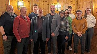 Steve Brachwitz (Fünfter von links) mit Vertretern des SPD-Kreisvorstandes und der Jusos.