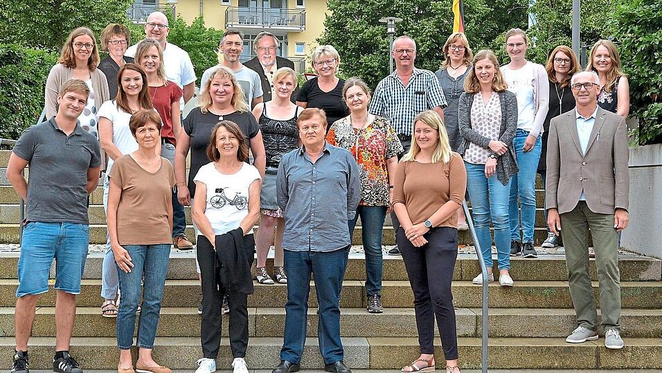 Diese vier Lehrer beenden eine Ära an der Grund- und Mittelschule Neukirchen: Isabella Pfeffer, Elfriede Neumeyer, Norbert Hofbauer (vorne, 2., 3., 4. v.l.) und Hans-Peter Kaiser (hinten Mitte). Diese vier Lehrer beenden eine Ära an der Grund- und Mittelschule Neukirchen: Isabella Pfeffer, Elfriede Neumeyer, Norbert Hofbauer (vorne, 2., 3., 4. v.l.) und Hans-Peter Kaiser (hinten Mitte).