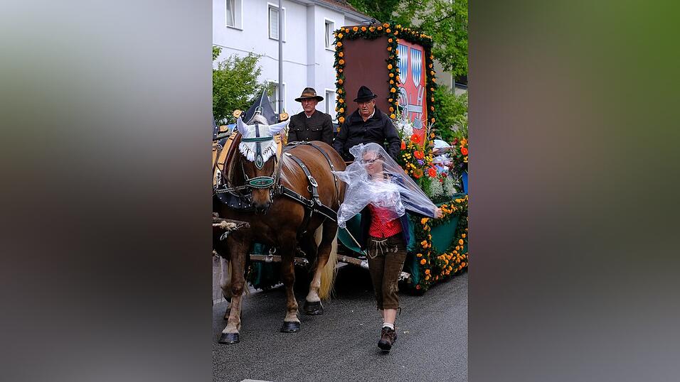 Zahlreiche Musik- und Trachtengruppen zogen nach dreij&auml;hriger Pause am Freitagabend zum Festplatz Am Hagen.