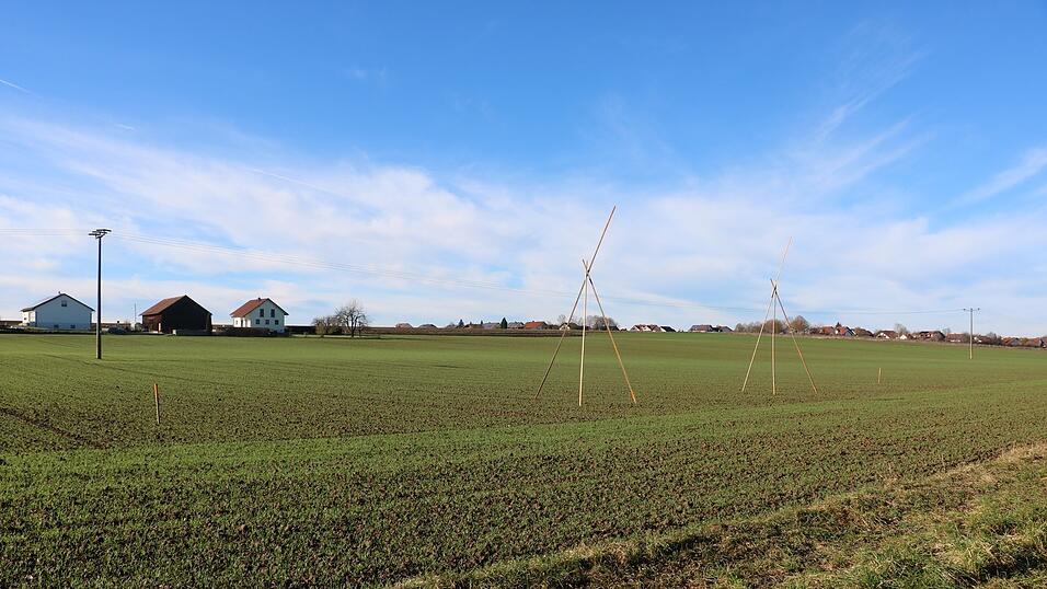 Die Holzpfosten links und rechts zeigen, wie breit die Trasse werden soll. Die Stäbe in der Mitte stellen die Höhe dar.