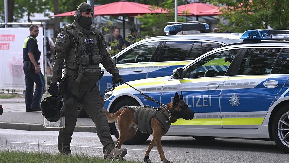 Die Polizei suchte nach der Festnahme das Gebäude ab. Die Polizei suchte nach der Festnahme das Gebäude ab.