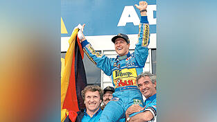 A STAR IS BORN: Michael Schumacher feiert auf den Schultern von Team-Manager Flavio Briatore (r.) seinen ersten WM-Titel. A STAR IS BORN: Michael Schumacher feiert auf den Schultern von Team-Manager Flavio Briatore (r.) seinen ersten WM-Titel.