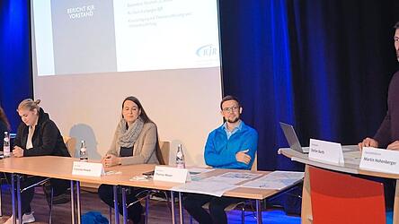 Die Vorstandschaft: (v. l.) Geschäftsführer Martin Hohenberger, Stefan Moser, Carmen Rainer, Iris Hofmann, Franziska Nowak, Thomas Moser und Stefan Barth.