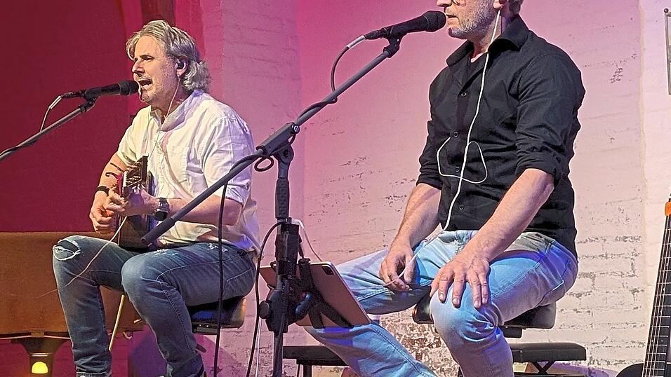 Thomas Wacker (Paul Simon, links) und Thorsten Gary (Art Garfunkel) begeisterten als Graceland im nahezu ausverkauften Salzstadel. Thomas Wacker (Paul Simon, links) und Thorsten Gary (Art Garfunkel) begeisterten als Graceland im nahezu ausverkauften Salzstadel.