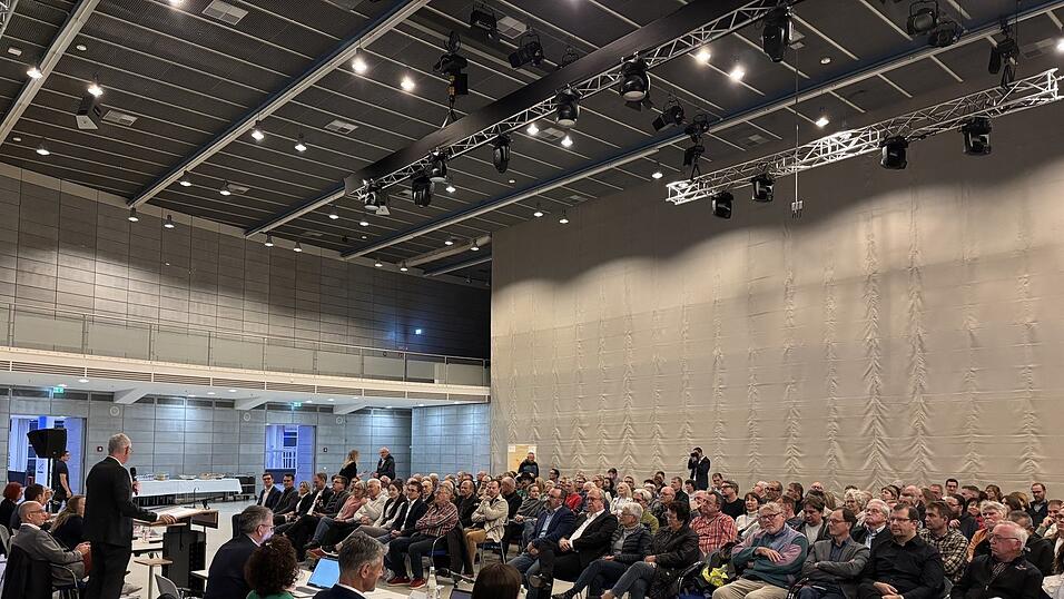 Rund 140 Bürger diskutierten über das Thema Innenstadt. 