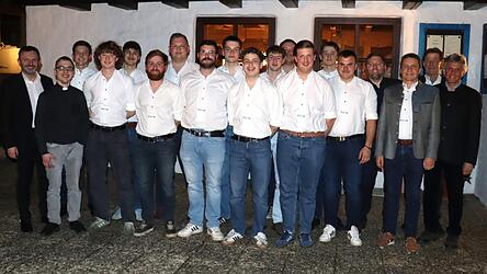 Felix Pfeffer (8. v. l.) f&uuml;hrt mit dieser Vorstandschaft sowie dem &Auml;ltestenrat den Burschen-Wanderer Verein Bad K&ouml;tzting.