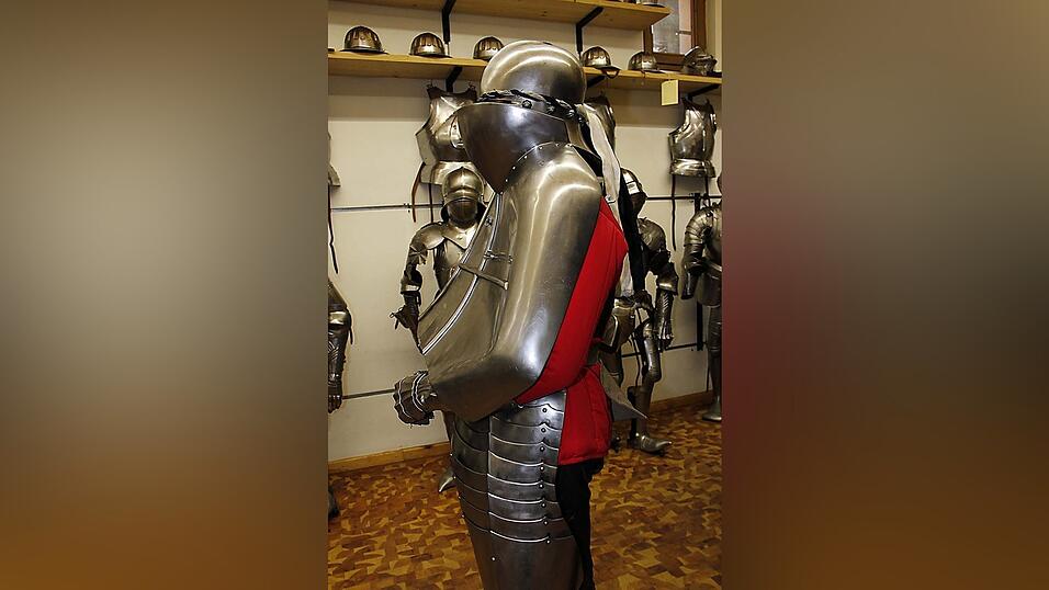 4: Hallo, ist da wer? Das könnte man den Ritter fragen, dessen Gesicht man nicht mehr sieht - oder der Ritter könnte es hinausrufen. Seine Sicht ist nämlich auch ganz schön eingeschränkt. Ebenso wie seine Beweglichkeit, wie man sieht. 4: Hallo, ist da wer? Das könnte man den Ritter fragen, dessen Gesicht man nicht mehr sieht - oder der Ritter könnte es hinausrufen. Seine Sicht ist nämlich auch ganz schön eingeschränkt. Ebenso wie seine Beweglichkeit, wie man sieht.