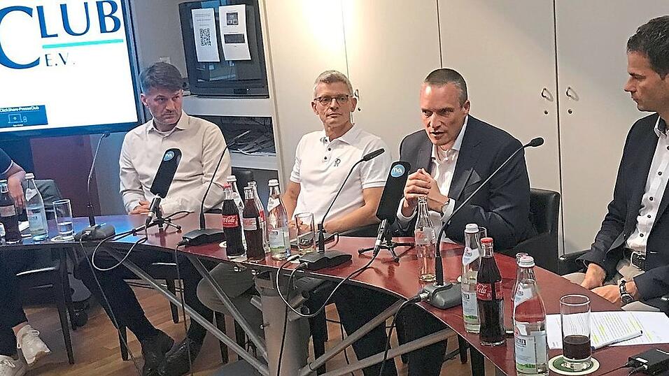 Im Presseclub unterhielten sich (von rechts): Moderator Manfred Sauerer, Philipp Hausner (SSV Jahn), Christian Volkmer (Eisb&auml;ren), Armin Zimmermann (Guggenberger Legion&auml;re), der st&auml;dtische Finanzreferent Georg Stephan Barfu&szlig; und Moderatorin Anja Stubba.