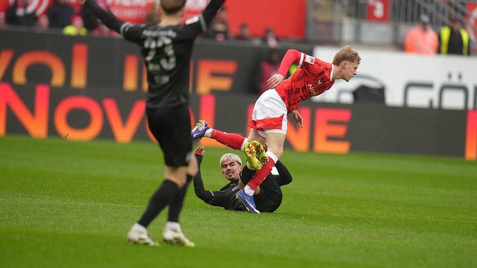 Kampfspiel: Kaiserslauterns Mika Haas im Duell mit dem F&uuml;rther Aaron Keller.