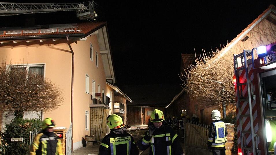 In Kirchroth ist am Donnerstagabend ein Holzstadel im Ortskern aus noch unbekannter Ursache abgebrannt. Die Löscharbeiten gestalteten sich wegen der extremen Kälte schwierig. In Kirchroth ist am Donnerstagabend ein Holzstadel im Ortskern aus noch unbekannter Ursache abgebrannt. Die Löscharbeiten gestalteten sich wegen der extremen Kälte schwierig.